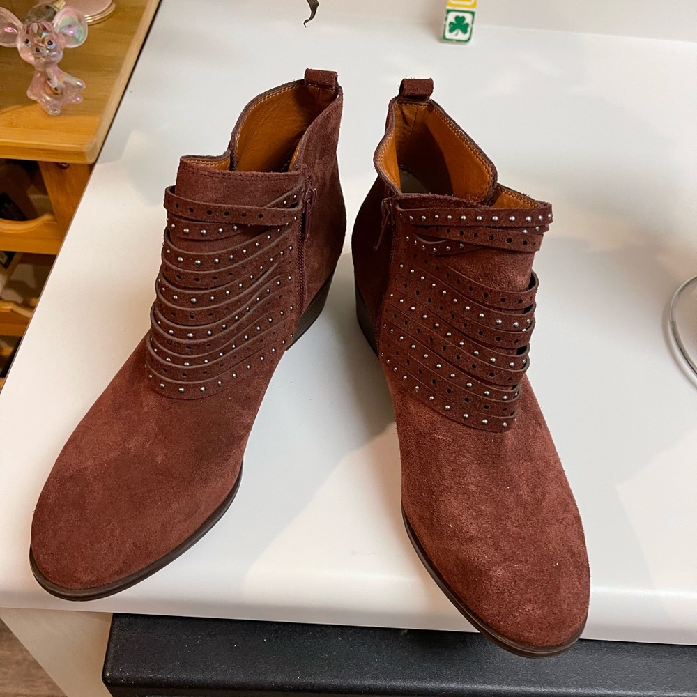 NWOB PAIR OF ANKLE BOOTS SIZE 8.5 BY LUCKY BRAND